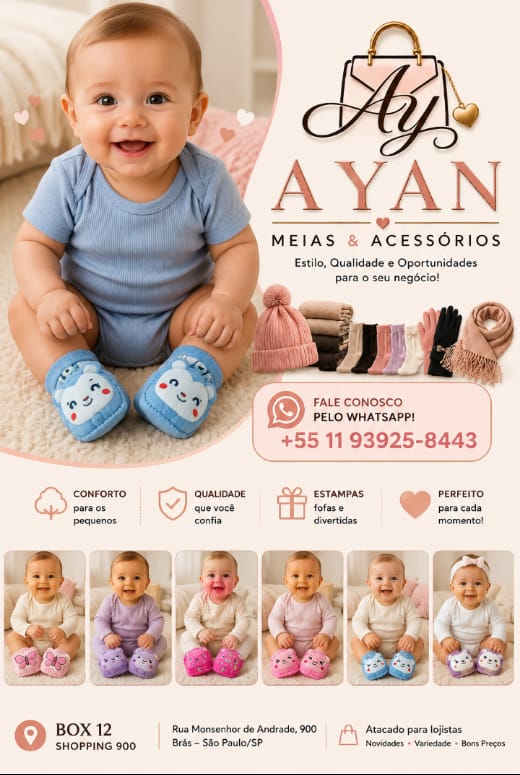 Bebê usando meias pantufas azuis da linha Baby Conforto